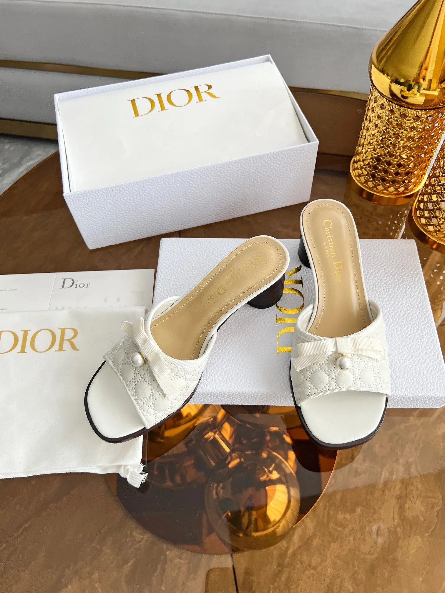 👟👟Ex-factory price 480👟👟 🔥🔥Hot model👟👟DIOR 2025 early spring new product top version~ Original mold opening, 1:1 reproduction, original Italian last, purchasing agent level, original order quality. The Dway heeled sandals reinterpret Dior's iconic piece for an elegant look. The upper's delicate buckle strap highlights the 'CHRISTIAN DIOR' signature embroidery. Exquisite style. It is an ideal item to match with formal looks. ✅Outsole: original leather outsole imported from Italy. The sole is decorated with Christian Dior's lucky star symbol. ✅Size: 35～39 (40-41🉑customized). ✅Packaging: full set of original counter packaging.